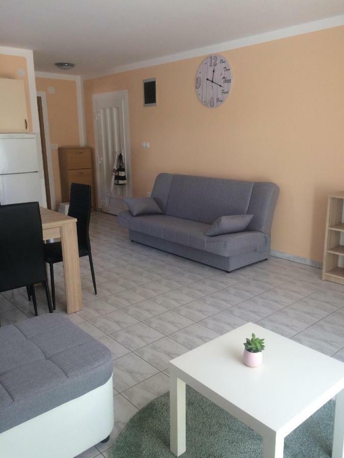 Obiteljski Apartman Filip U Blizini Plaze Za Djecu Palit Ngoại thất bức ảnh